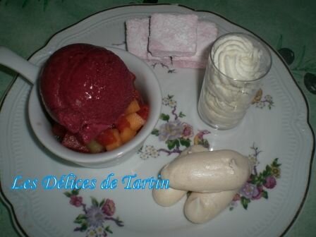 Vacherin décomposé aux fruits rouges, fruits frais et saveurs de fleur d’oranger