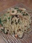 spaghetti plat complet aux légumes et crevettes